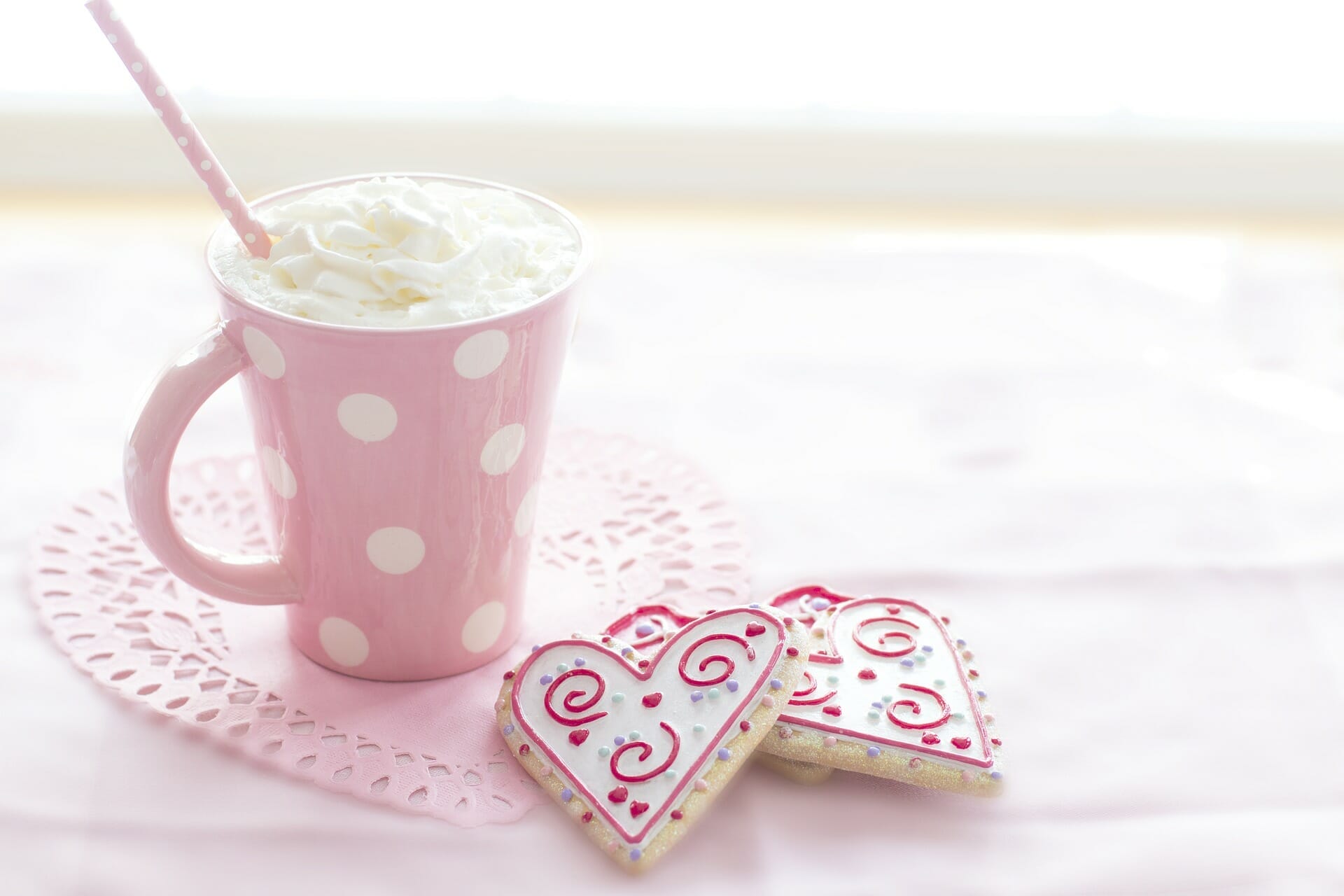 taza con galletas corazones